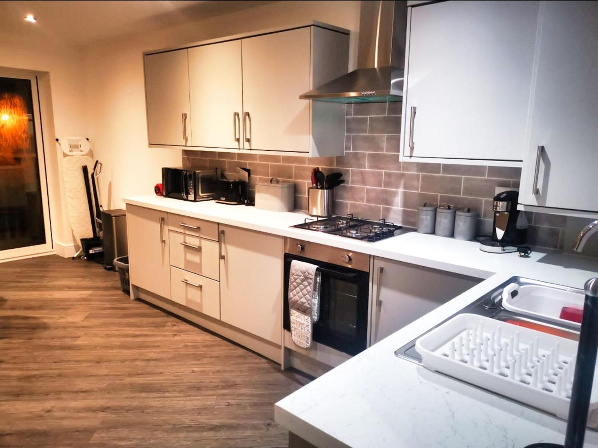 Rotherham - Rawmarsh - Great Customer Feedback - 2 Bed Bungalow - New Build - High End Furnishings - Wheel Chair Accessible - Large Enclosed Garden - Dog Friendly Exterior foto
